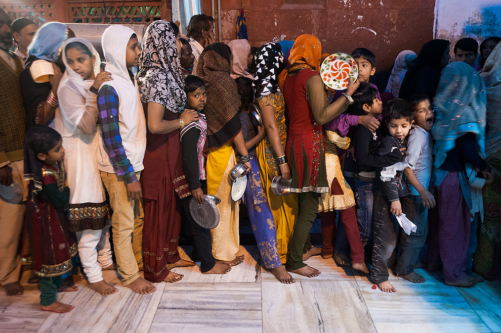 Kolejka po darmowy posiłek (Hazrat Nizamuddin Dargah)